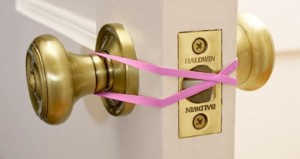 Stop-door-locking